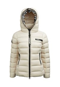 Beige gepolsterte Jacke mit Kapuze, schwarzem Reißverschluss, zwei Reißverschlusstaschen und schwarzem "JACKIT"-Branding am Reißverschluss und der Brusttasche.