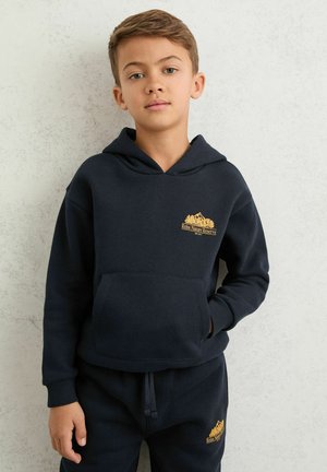 Marineblauer Kapuzenpullover aus einem Baumwollmischgewebe, mit einer Fronttasche und einem goldfarbenen, bedruckten Logodesign mit Berg- und Textdetails.