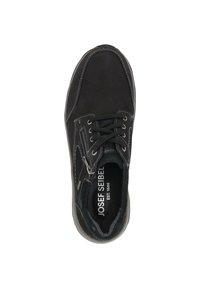 Schwarzer Lederschuh mit runder Zehenform, Schnürdesign, kontrastierenden weißen Nähten und strukturiertem Innenfutter mit Branding.