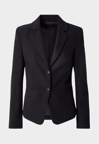 Černý přizpůsobený blazer s klopou, dvěma předními knoflíky a bočními kapsami, vystavený na jednoduchém bílém pozadí.