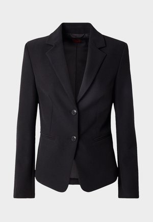 Sort skræddersyet blazer med revers, to knapper foran og sidelommer, præsenteret mod en ensfarvet hvid baggrund.