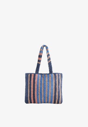 Gestreepte gehaakte totebag met blauwe, roze en beige verticale strepen en twee bijpassende handvatten.