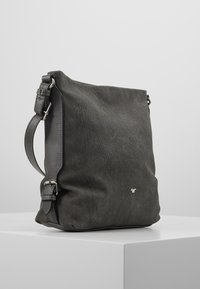 Borsa a spalla in pelle grigia con superficie texturizzata, tracolla regolabile e un piccolo logo metallico sulla parte anteriore. Forma rettangolare.