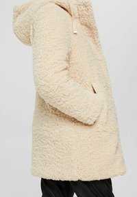 Esprit Abrigo de invierno - off-white