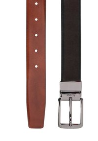 Bruine leren riem met structuur en meerdere gaatjes, gecombineerd met een gladde zwarte leren riem, voorzien van een zilveren vierkante gesp.