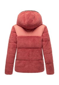 Rød fleecejakke med hætte, der har et pink panel på den øverste ryg og skuldre, samt et struktureret, fluffy udseende.