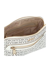 Pochette con zip bianca con design del logo DKNY, caratterizzata da un interno beige e più scomparti, hardware della zip in tonalità oro.