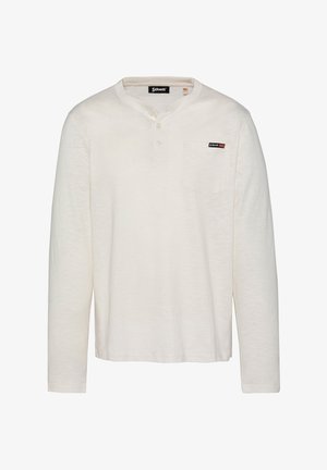 Langärmeliges weißes Henley-Shirt mit einer Dreiknopf-Leiste, Brusttasche und feiner Textur. Verfügt über ein Markenetikett auf der Tasche.