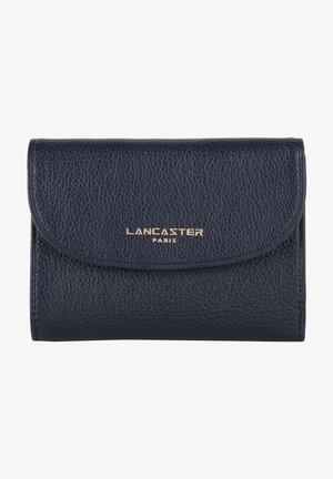 Portefeuille en cuir navy avec une texture, présentant un logo doré "LANCASTER PARIS" à l'avant et un système de fermeture à pression.