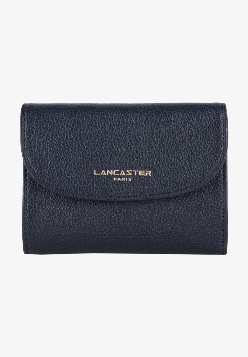 Portefeuille en cuir navy avec une texture, présentant un logo doré "LANCASTER PARIS" à l'avant et un système de fermeture à pression.