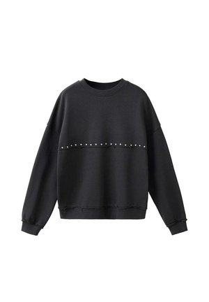 Schwarzer Langarm-Sweatshirt mit Rundhalsausschnitt und einer Reihe kleiner silberner Nieten über der Brust, leicht ausgefranster Saum und Bündchen.