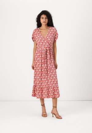 Robe maxi à motif losange rouge et blanc, en tissu léger, à manches courtes, nouée à la taille, avec un ourlet volanté.