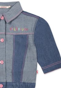 Robe en denim avec un design en blocs de couleurs bleu clair et bleu foncé, accents de boutons roses et "BILLIEBLUSH" brodé en multicolore.