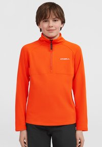 Helder oranje, lange mouwen, kwart-rits pullover gemaakt van gladde, rekbare stof. Bevat het witte O'Neill-logo op de borst.