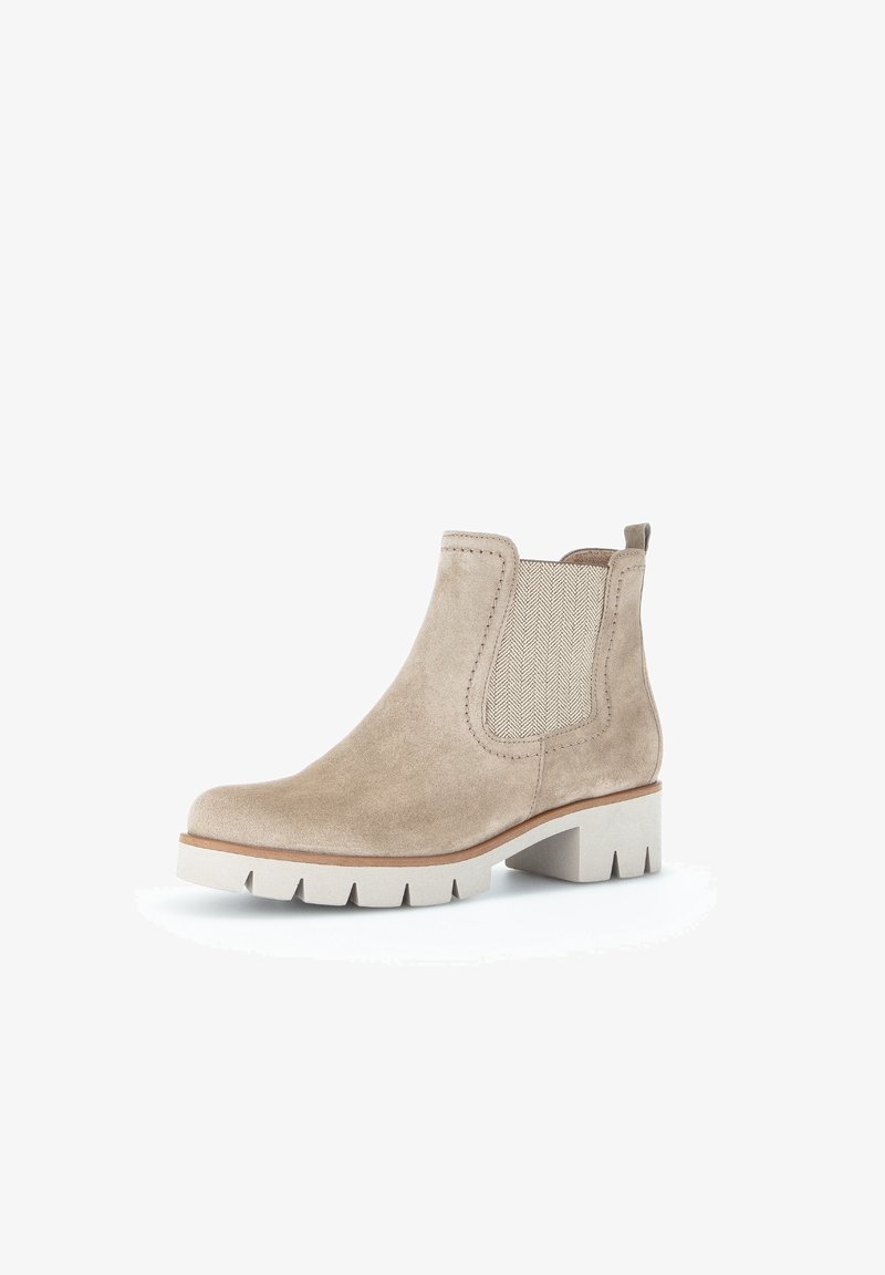 Bottine Chelsea beige en daim avec semelle épaisse blanche à crampons, panneaux latéraux élastiques avec motif chevrons et petit talon.
