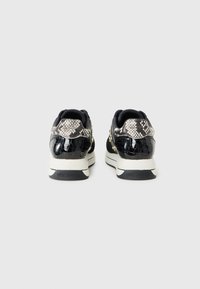 Zwarte sneakers met een gemêleerd krokodillenlook ontwerp en slangenprint accenten, voorzien van gouden hardware en een witte zool. Achteraanzicht.