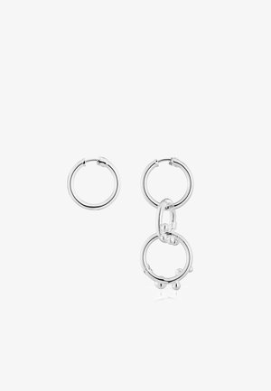 Pendientes de aro plateados que presentan diferentes tamaños y un diseño enlazado, con un acabado liso y pulido y sutiles acentos esféricos.