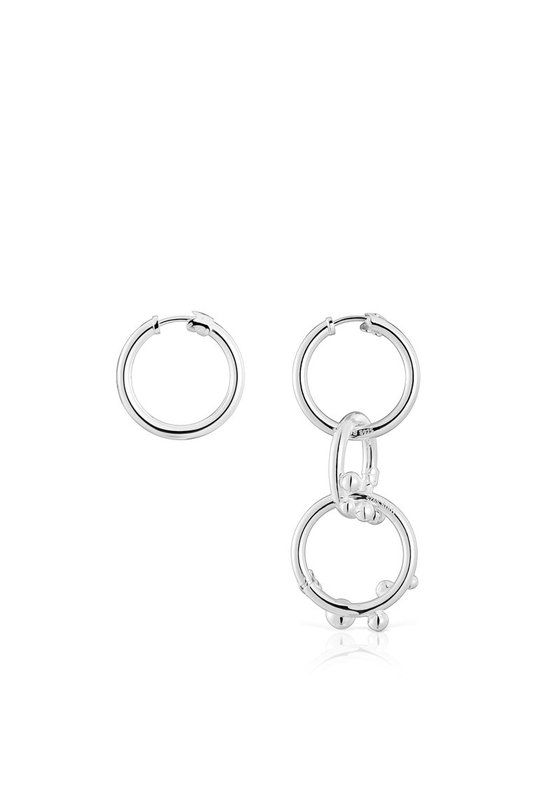 Pendientes de aro plateados que presentan diferentes tamaños y un diseño enlazado, con un acabado liso y pulido y sutiles acentos esféricos.