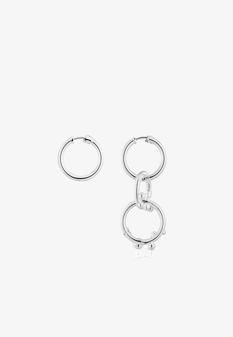 Pendientes de aro plateados que presentan diferentes tamaños y un diseño enlazado, con un acabado liso y pulido y sutiles acentos esféricos.