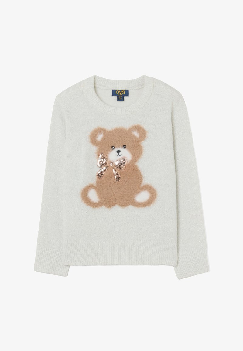 Weißer Strickpullover mit einem flauschigen braunen Teddy-Bär-Motiv, das eine glänzende Schleife und strukturierte Wolle aufweist. Rundhalsausschnitt und gerippte Bündchen.