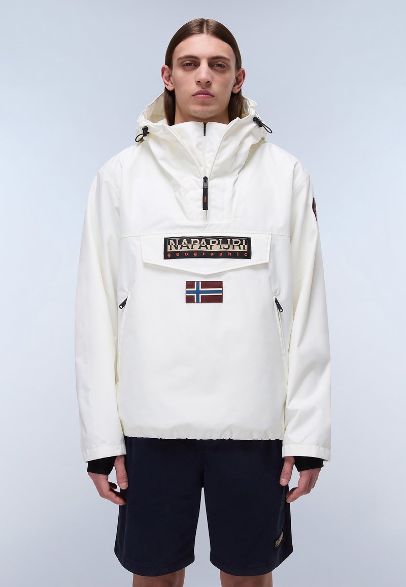 Hvit genserjakke med justerbar hette, frontlomme, svart logo og flaggpatch. Har en snøring i kanten og kvartlang glidelås.