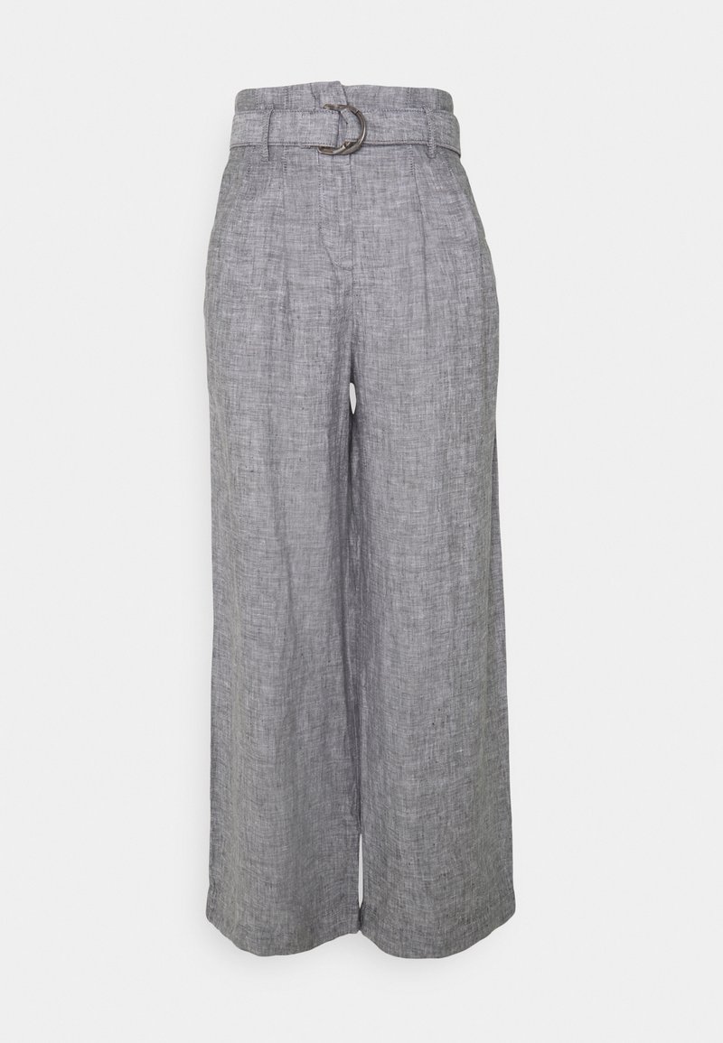 Pantalon gris taille haute à jambes larges avec ceinture en tissu avec boucle double anneau argentée, fabriqué dans un matériau texturé ressemblant au lin.