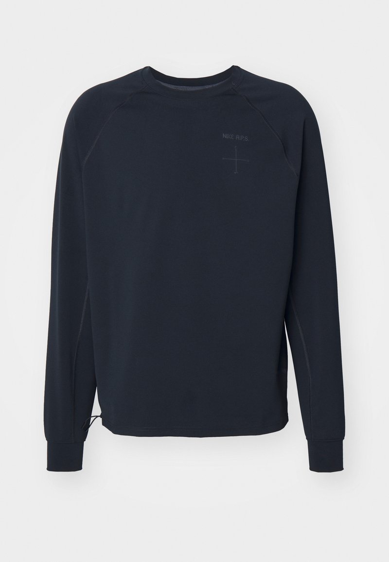 Sudadera de manga larga de cuello redondo en azul marino con un sutil texto "Nike A.P.S." y un diseño de cruz en la parte superior izquierda del pecho.