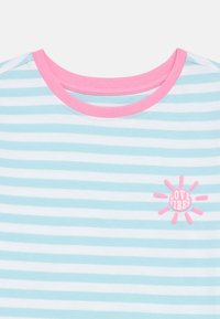 Ριγέ T-shirt σε ανοιχτό μπλε και λευκό βαμβάκι, με ροζ λαιμόκοψη και μικρό γραφικό "Love Vibes" στο στήθος.