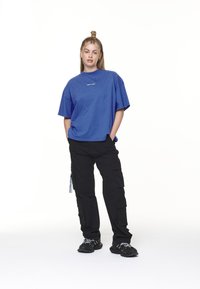 Pegador ARENDAL LOGO HEAVY OVERSIZED TEE - Marškinėliai su spaudiniu - washed true blue/white
