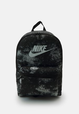 Schwarzer und grau gesprenkelter Nike-Rucksack mit frontaler Reißverschlusstasche, Hauptfach mit doppelt Reißverschluss und oberem Tragegriff vor weißem Hintergrund.