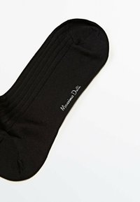 Sort crew-sok lavet af glat stof med ribbet mønster og forstærket tå. Har hvidt logo "Massimo Dutti" på siden.
