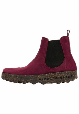 Bordeaux ruskind Chelsea-støvle med sort elastisk sidepanel, tekstureret brun sål og trækflap bagpå.