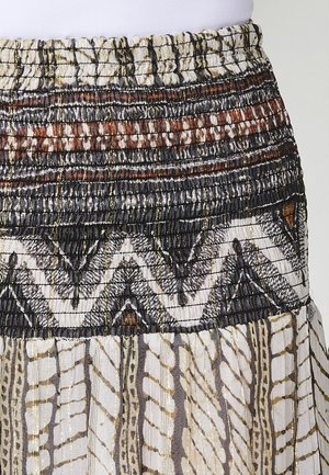 Jupe à taille smockée en tissu léger, présentant un mélange de motifs et de textures complexes dans des tons de brun, noir et or.