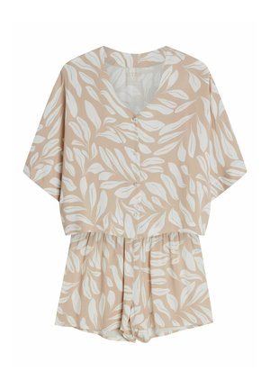 Beżowy dwuczęściowy komplet z białymi wzorami liści, składający się z luźnej, zapinanej na guziki bluzki z krótkim rękawem oraz pasujących, wysokiego stanu szortów.