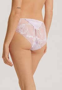 Lace-back trosa i ljuslila, med blommönster, satinförpanel och mjukt elastiskt midjeband. Texturerad och semi-transparent design.