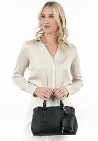 Svart läderhandväska med strukturerad yta, dubbla handtag och en avtagbar ficka. Har dragkedjestängning och metalliska accenter.