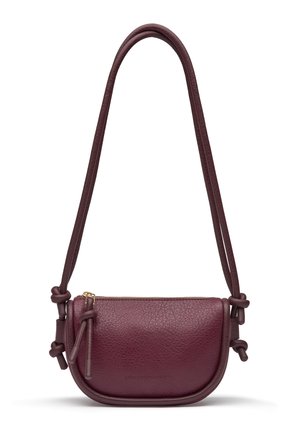 Petite sac en cuir bordeaux porté travers avec de longues bandoulières nouées et une fermeture éclair en haut.