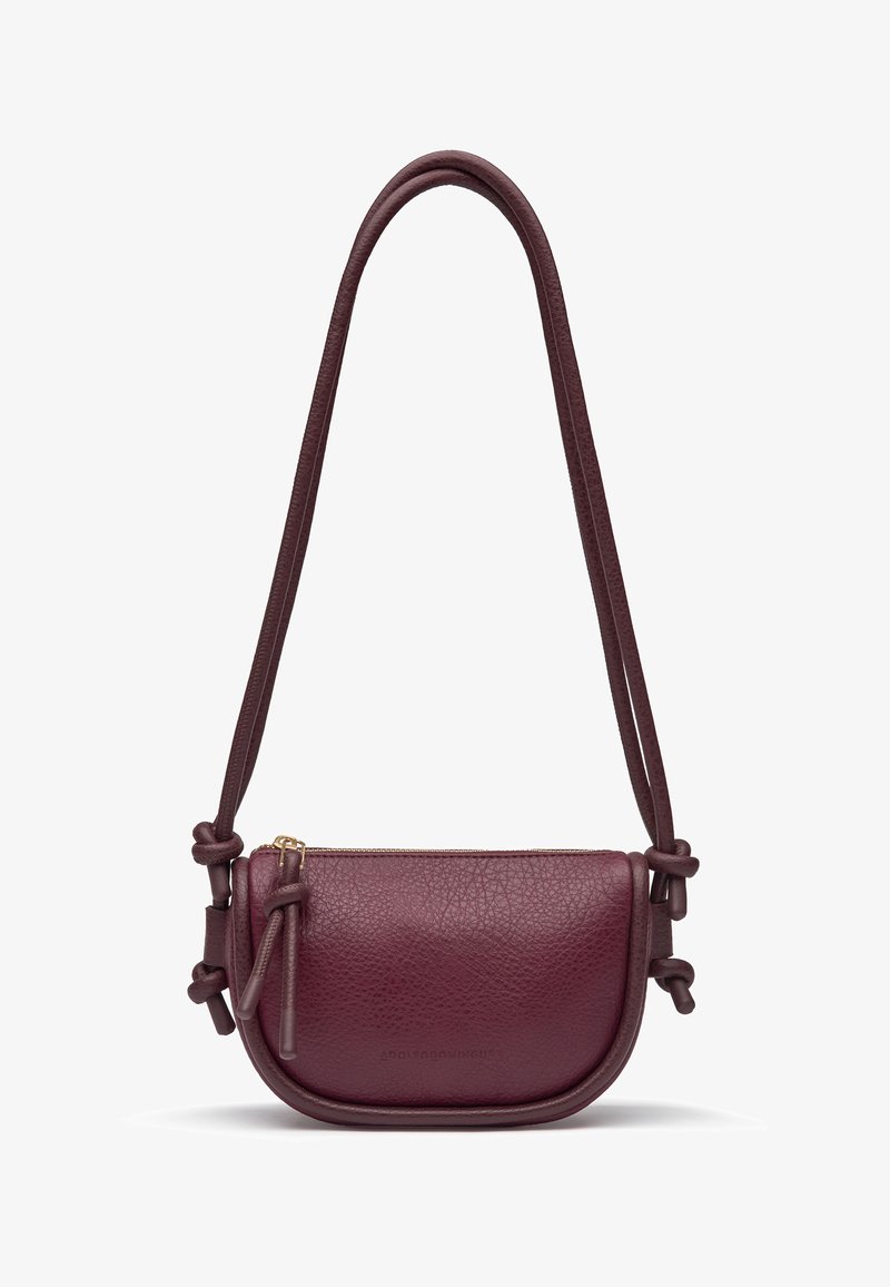 Piccolo borsetta a tracolla in pelle bordeaux con lunghe tracolle annodate e chiusura con zip nella parte superiore.