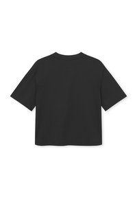 Camiseta negra de manga corta, hecha de algodón suave. Presenta un cuello redondo y un corte relajado. Diseño minimalista sin patrones ni acentos.