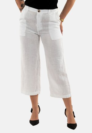 Pantaloni cropped bianchi in lino con chiusura a bottone e tasche laterali. Presentano una texture liscia e orlo arrotolato. Abbinati a tacchi neri.