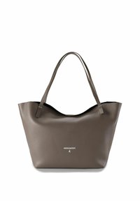 Bolso tote de cuero en color marrón con textura suave, apertura amplia y dos asas planas. Presenta un logo minimalista en el frente.