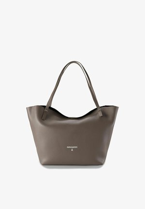 Leren draagtas in bruin met een gladde textuur, brede opening en dubbele platte handvatten. Heeft een minimalistisch logo aan de voorkant.