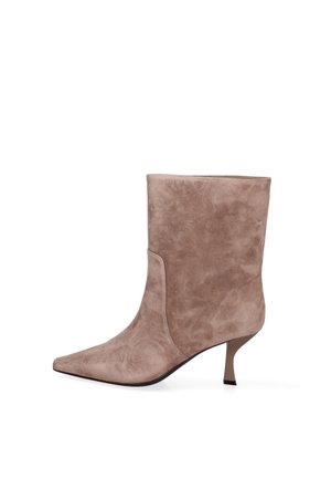 Suède enkellaars in taupe met een spitse neus en een taps toelopende hak. Kenmerkt zich door een minimalistisch ontwerp met een gladde textuur en een naadloze silhouet.
