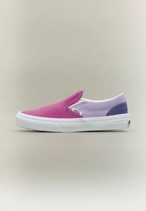 Slip-on παπούτσι Vans με ροζ μπροστινό μέρος, μεσαίο τμήμα σε λεβάντα, σκούρο μοβ τακούνι και λευκή λαστιχένια σόλα, εμφανιζόμενο σε προφίλ δεξιά σε μπεζ φόντο.
