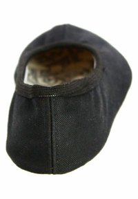 Schwarzer Stoffschuh mit runder Form, ausgestattet mit einer genähten Naht und einer schmalen Öffnung an der Ferse. Innenmuster ist durch die Öffnung sichtbar.