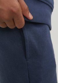 Jack & Jones Junior JJIBASIC - Teplákové kalhoty - navy blazer