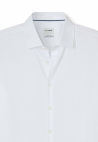 Weißes Hemd mit klassischem Kragen, knöpfbarer Vorderseite und natürlichem Stretchmaterial. Besitzt einen blauen Akzent am inneren Kragen.