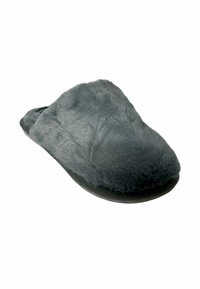 Zapatilla de casa de peluche gris oscuro, sin talón, con parte superior suave y esponjosa y suela negra, en un ángulo que muestra los detalles delanteros y laterales.