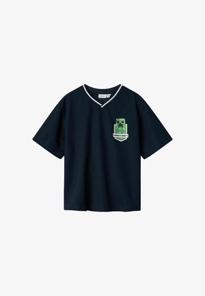 Camiseta negra de manga corta con escote en V y un gráfico pixelado en verde de un creeper con el texto "Minecraft" en la parte frontal.