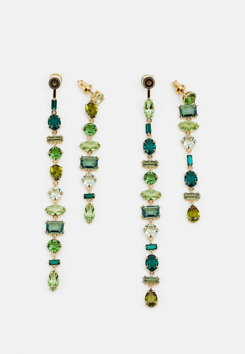 Orecchini pendenti in tono oro con varie pietre verdi e blu in forme ovali, rettangolari e a pera, caratterizzati da diverse texture.